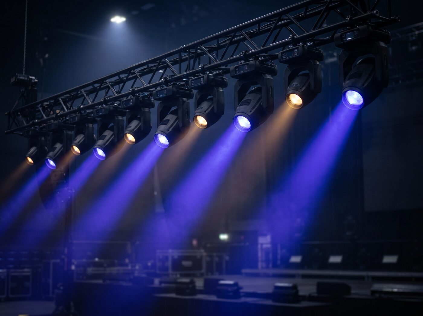 Moving-Head-Scheinwerfer auf einer Lichttraverse